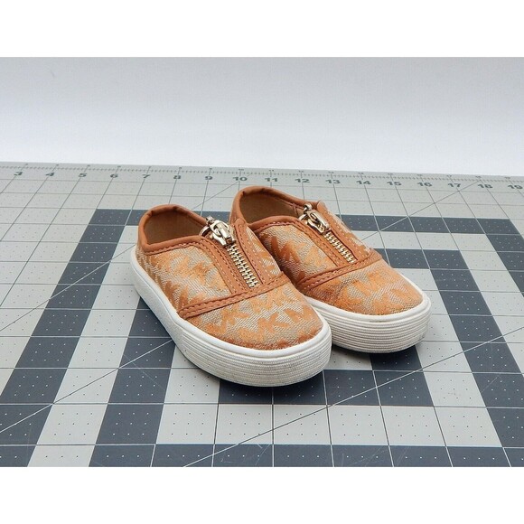Michael Kors Logo Slip-On Tan Girls Sz 5 Toddler Loafer Zip Shoes Monogram Arrow - Picture 2 of 10